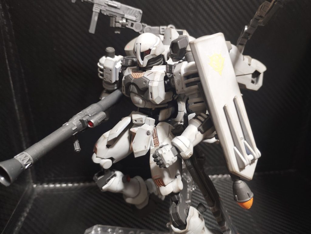 腰サイドアーマーに加え、ヅダの命ともいえるバックパックのバーニアが紛失していたため、他キットとミキシングして製作。・ガンダムアスタロトのフレーム・百里のバックパック・ガンダムエアリアルの太もも・GQザクの腰～脚を主に使用しました。ガンダムフレームによって自壊の危険性を克服し、継戦能力を高めた一騎当千のカスタム機という設定です。