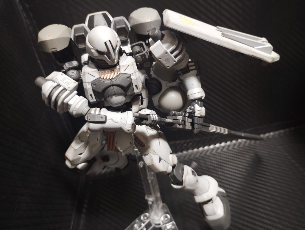 胴体はアスタロトのガンダムフレームにヅダの外装を取り付け。フレーム側は無加工で、外装側もピン等干渉する部分を切り取っただけで幅や長さはそのままです。　　脚部にはエアリアルのダクトにヅダのヒートシンクとの親和性を感じ使用することに。シェルユニットはクリアの外装を外してディテールアップパーツを付け、より排熱しそうな見た目にしました。太ももがかなり大型化したので膝下も合わせて少し太くしましたが、初めての幅増しで表面はボコボコ、膝関節はあーでもないこーでもないと触りつづけた結果とんでもない開き方に…(zaku-kao9)