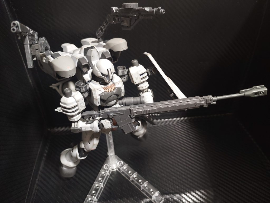 BPの3mm穴にはサイコザク風にサブアームを装備可能。ボールデンアームズの関節を二つ繋げただけのお手軽仕様です。対艦ライフルはヅダのものが見つからず、オリジンザクから流用しました。