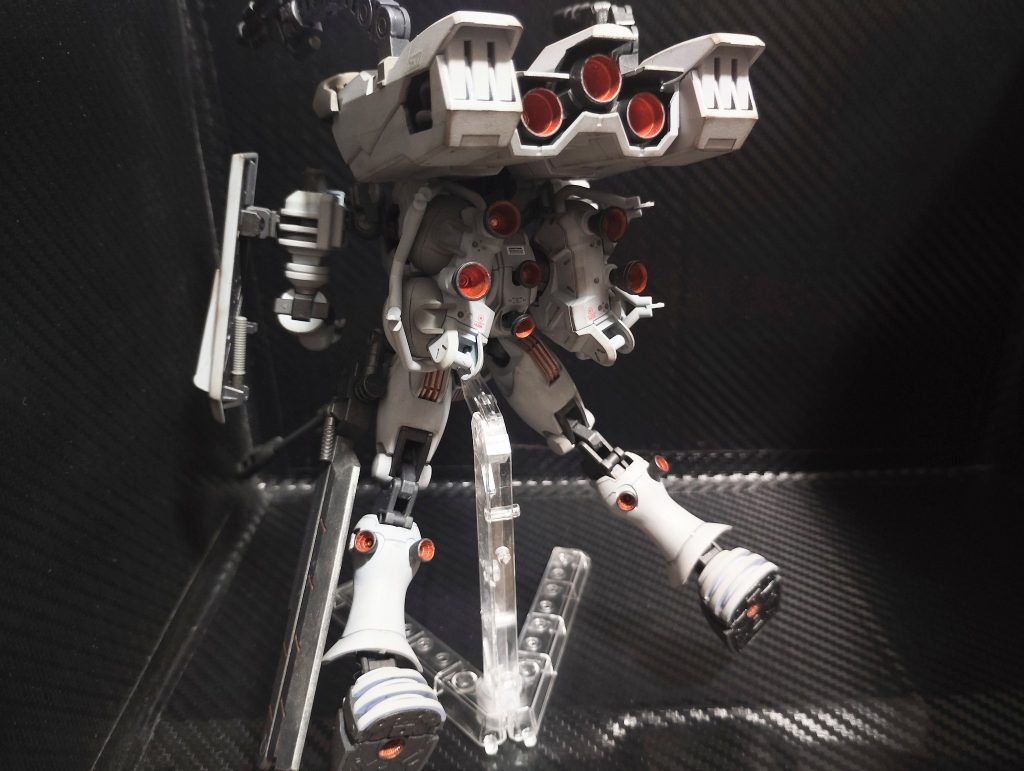 お気に入りのリアビュー。失った土星エンジンの代わりとして百里のBPを装着。またGQザクの腰と太腿を本体の腰へと接着し、下半身をボリュームアップしつつ、BPの重みで上体が後ろにのけ反るのを防いでいます。
