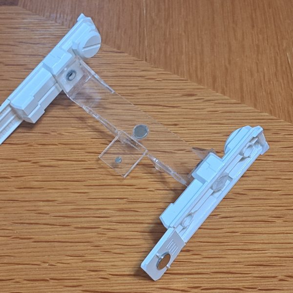 Gブルイージー軽装型のシールド支持部材作製しました。材料は2MM透明アクリル板です。この形態でのシールド支持構造は謎ですね。ガンダムがないのにシールド保持出来るんですから。これはミノフスキー粒子によりIフィールドを形成しXXXして空間にシールドを保持してると俺設定として、シールド支持部材の存在感を無くして透明アクリル板としました。端面はガラスヤスリで磨いてツルツルにしています。シールドは白い外周部と中央部を分割して、その中央部と赤い部品は裏面のリブやダボを削りまくって、2枚重ねでなるべく薄くなる様に加工しています。クローラーの配置は「Gブル」、「Gアーマー」、「Gファイター」、「Gファイター、Gアーマー飛行時の上半分収納」の4形態で変えています。Gブル時にはランドセルをクローラー間に落としこみ。ビームサーベルが当たるのでサーベル基部をHGと同様に折り畳み出来る様にしました。Gブルイージー軽装型の時にランドセルと干渉する部分が無くなるので、その部分を補完するパーツも作製しています。Gアーマー時には後方に移動、Gファイター時にはGパーツBの下に配置。(写真無し)Gファイター、Gアーマーの飛行時のGパーツBへのクローラー上半分収納ではクローラーのトレッド(？)を10mm短縮してBパーツ幅に収まる様にしています。(写真無し)（3枚目）