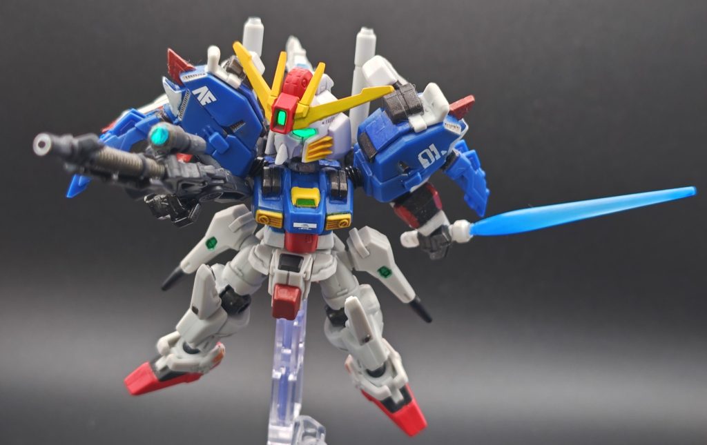 このSガンダム、サーベル以外はワンカプセル、500円です。肩のボリュームとかコスト的に心配になります。&nbsp;以前福岡サザビーを投稿しましたが、こちらも負けず劣らずコストぶっ壊れ感が凄まじいと思っています。こちらはこちらで、Ex-Sがプレバンで発売されており、その辺でコスト計算が成されているものとは思いますが。それでも凄い。スマートガンのセンサーは百均テープ＋レジンです。小面積限定ですが、テープの光沢を残しつつの青発光ができるようになりました。