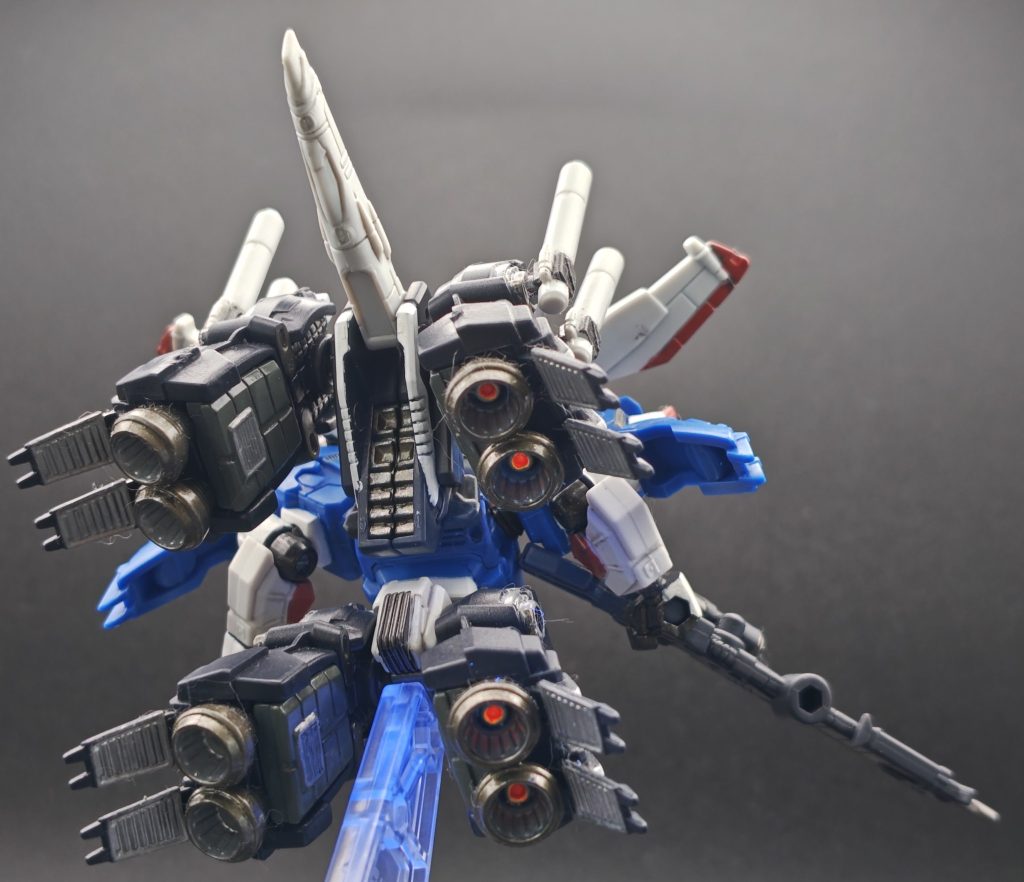 背面。テールスタビライザ可動のお陰で映えます✨️バーニア中央はガンマカのロイヤルメタレッドを楊枝で点塗りです。