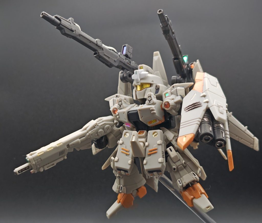 作ったのはνガンダムよりさらに以前、発売当時になります。3年くらい前でしょうか。オレンジ色は珍しく調色して水性ホビーカラーで。他はガンマカや、白は油性のマーカーペンだったかと思います。メラミンやスミ入れはνガンダムと同じ工程です。当時はレジンも使っておらず、センサーは百均テープを貼っただけ。丸いレンズパーツは百均のデコシールをオレンジ色のマッキーで着色したものです。