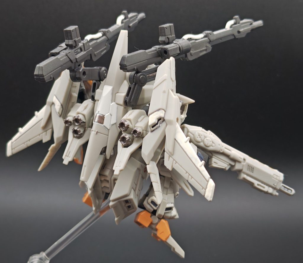 ゼネラル・レビルカラーと第2弾のνガンダムは同じ成型色⁉️くらい色味が似ていたのもミキシングを後押ししました。リゼルのウィングは見映え重視で大きい方を採用しています。腰裏のアーマーもνガンダム用の接続ピンを切り飛ばしてリゼルのリアアーマー脇に固定してあります😊両肩の大砲とハイパーメガライフルで火力上等。変形を捨てている（推定）ので艦隊周辺で援護や防衛を担った機体と思われます（推定）。