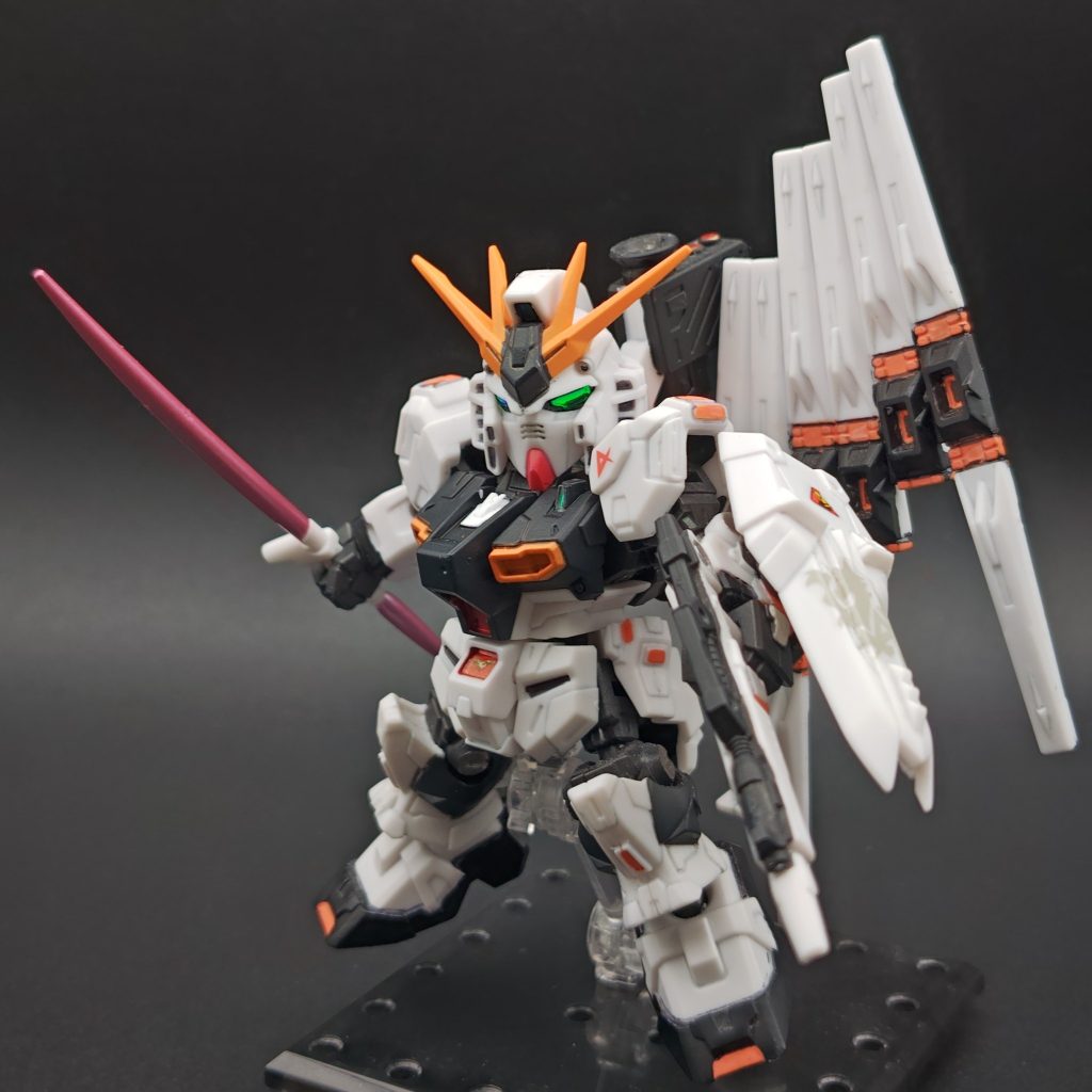 まずνガンダムから。第2弾として発売されたνガンダムではなく、アムロとシャアの機体を集めたSP弾のものになります。第2弾は成型色が灰色に近かったのに対し、こちらはイメージに近い白さです。初めて水転写デカールを貼ってみた、自分としては思い出があるモノです👍️当時は盾に貼る良いサイズのパーソナルマークのデカールが手に入らず、ロンド・ベルのマークとハイニュー用のパーソナルマークで茶を濁しています😅