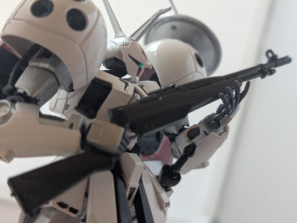 ちなみにスノーマンのライフルはアイアンサイトですそして肩部には選択式グレネードがあります出撃時に選択する事で異なる性能を発揮する。