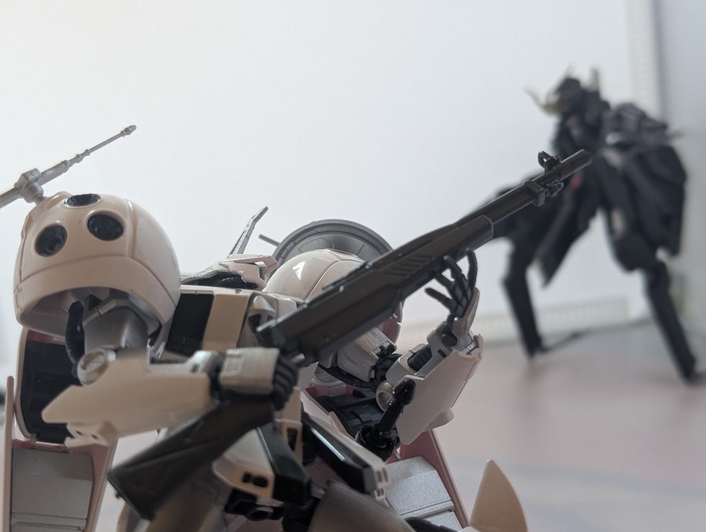 そんな彼は連邦+サナリィに友の為にレジオン残党に挑むのでした&nbsp;&nbsp;これを作ったキッカケはレジオン残党には3機いるのに連邦+サナリィには二機しかいなかったので後一機が欲しいと考え変化球ならどうだろうか…？という事で出来上がったのがこのアルス・ジャジャ　スノーマンでした！ご閲覧していただきありがとうございました！