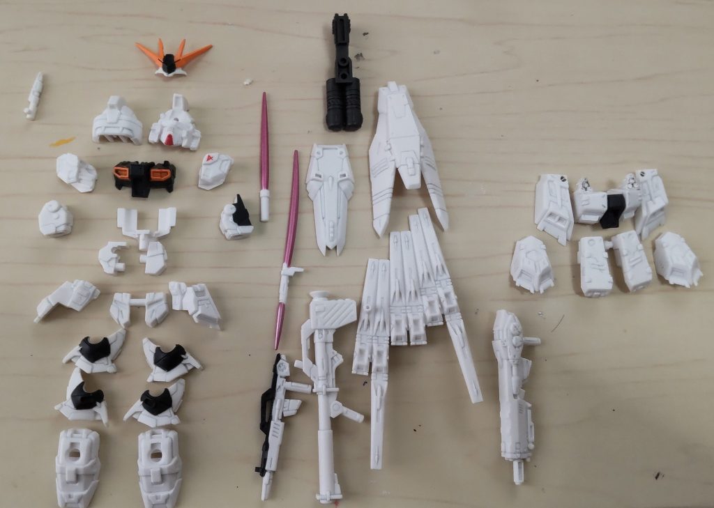 最後にνガンダムのスミ入れ後、塗装前の状態を貼っておきます。この頃のモビジョは驚きの白さ。特に靴とHWSの盾、ファンネル。白なので塗るのはラクですが、シールを貼って組む人は逆に大変だったと思います。現在のパーツ分割の進化に感謝して今回は〆ます。最後までご覧頂きありがとうございました！&nbsp;