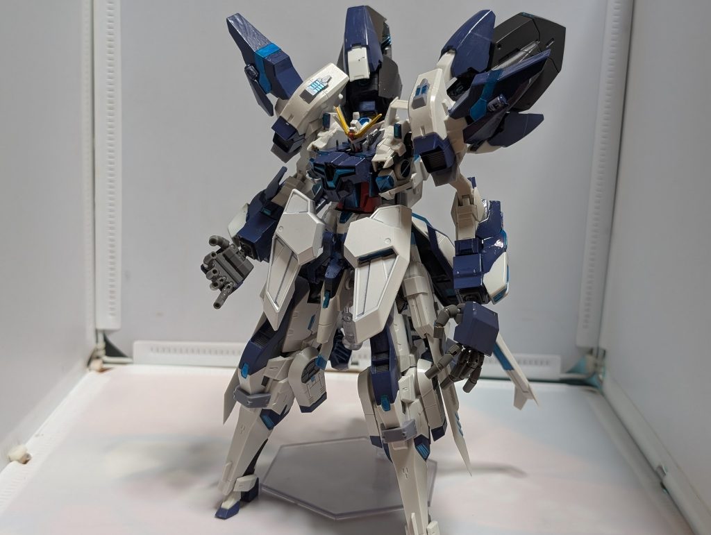 極限進化！ソルライカンフェーズ！となります、かなり重いのでアクションベースなしでは立てないですwwwモチーフはゼノ・ヴァリアント形態とハイゼンスレイiiラーとシナンジュです！本当はハイゼンスレイiiラー使いたかったのですが…再販が全然ないし見かけないので模型店探ししてたら…ティタノマキアからエーデルシュタインiiがあり何処となく手足がハイゼンスレイっぽいな？と思い改造に使いました、後はウォドムポッドの追加装甲とサイコガンダムの手とイージスナイトの肩にジャンクを使いました