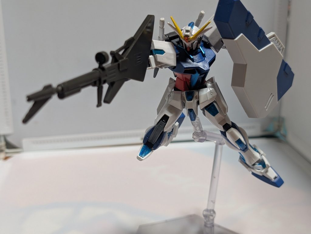 可動域は凄い動きます！ギター型ライフルと盾はHGエクストリームガンダムTypeーレオス　エクリプスフェーズから余剰パーツと余る武装を頂戴しました