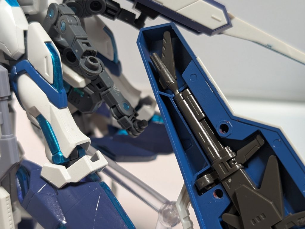 そして腰後ろに伸びたアームにはライフルを納めた盾を保持パーツ抜いて接続