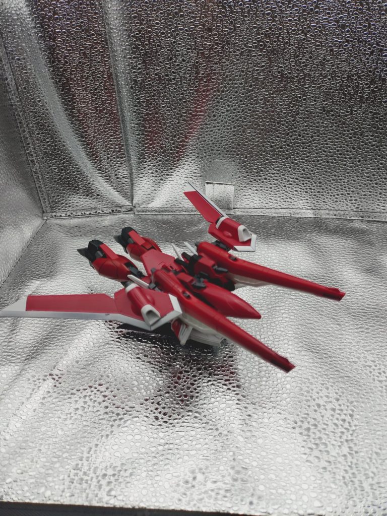 スタンドを他のガンプラで使っていたため、ご容赦を。一応変形出来ますが、セイバーのトサカのせいで頭を外さざるを得ませんでした（汗）