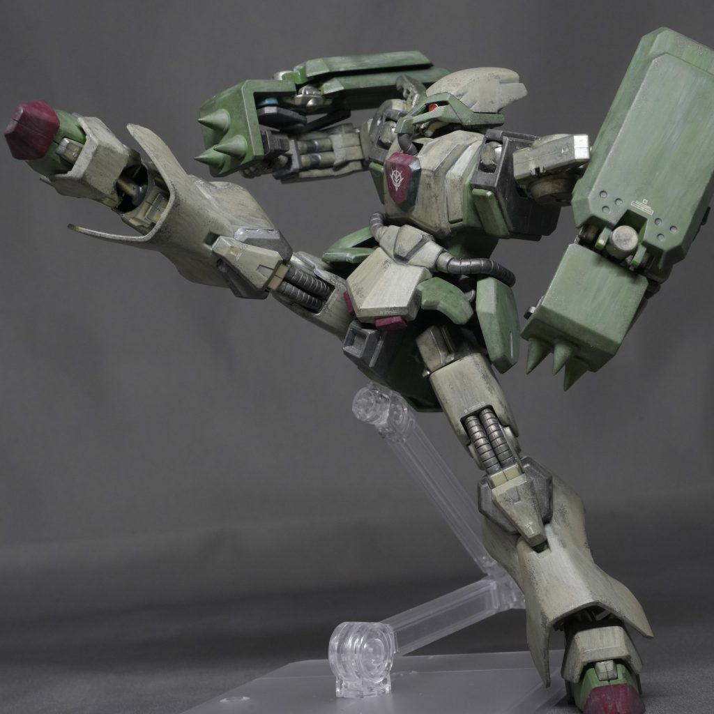 格闘戦特化機体というバカみたいなコンセプトの機体なので、装甲がシンプル。ただ首周りとか、すごく可動域が広いってわけではない。なのに不思議と殴る蹴るのポーズが決まるんです。