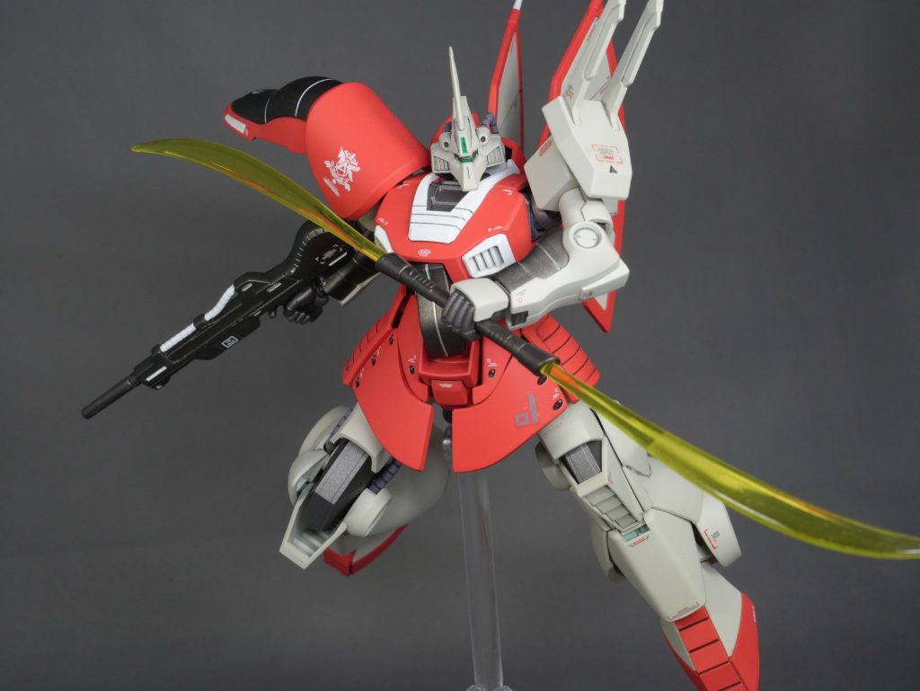 しかしこのディジェ・・・キット化は待ち望んでいたものの、デザイン的に可動や色分けは厳しいだろうなと思っていました。それが執念のパーツ分割で可動も色分けも優秀！特に下半身可動域を少しでも確保するための腰まわりのパーツ分け。背部バインダーなんてこの薄さで色分け完璧ですよ。&nbsp;