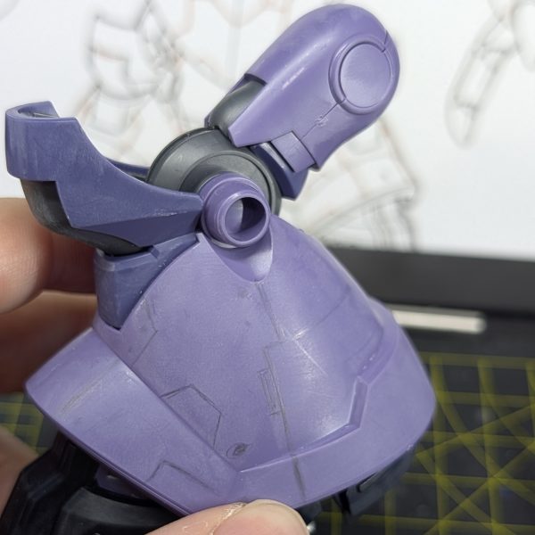 リックゾック(仮)の脚部パーツのスジ彫りに着手しています。今回はHG 1/144 リック・ドム ガイア機/オルテガ機(GQ)の優れた脚部パーツを流用しているのですが、最大の難関はリック・ゾック特有の「3本脚構造」です。以前、腕部の工作を行った際に、片方ずつ完全に作業を終わらせる直列方式をとったところ、後から「また同じラインを引かなければならない」という精神的な負担が非常に大きいことに気づきました。その反省を活かし、今回は同じ作業をいっぺんに終えられるように、3脚すべて並行して作業を進める手法に切り替えました。【こだわりの作業工程と使用ツール】まず、3パーツすべてに同時に「ニチバンクリアラインテープ」を貼り付けます。透明で下地が見えるため、左右対称(今回は3対称)のアタリをつけるのに非常に重宝します。次に「ケガキ針」で慎重にガイドをなぞり、「ラインスクライバーCS 0.15mm」を使って、1/144スケールに合わせたシャープな溝を彫り込みました。彫った際に出るプラスチックのめくれは「ミネシマキサゲ」で丁寧に処理してエッジを整えています。同じラインは同じタイミングで引いてしまうことで、対称性の精度が上がるだけでなく、何よりモチベーションを維持したまま作業を進められるので個人的にかなり楽になりました。複数の同じパーツを作る際、皆さんはどのようにモチベーションを管理していますか?ぜひコメントで皆さんの工夫やこだわりも教えてもらえると嬉しいです!引き続き完成に向けて楽しんで作っていきます。↓ラインテープ紹介(3枚目)