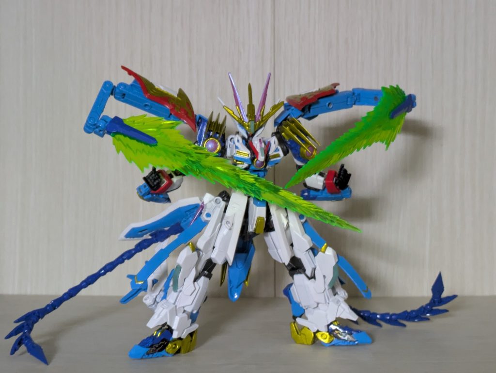 両肩はサブアームになっていてビームソードを展開できます