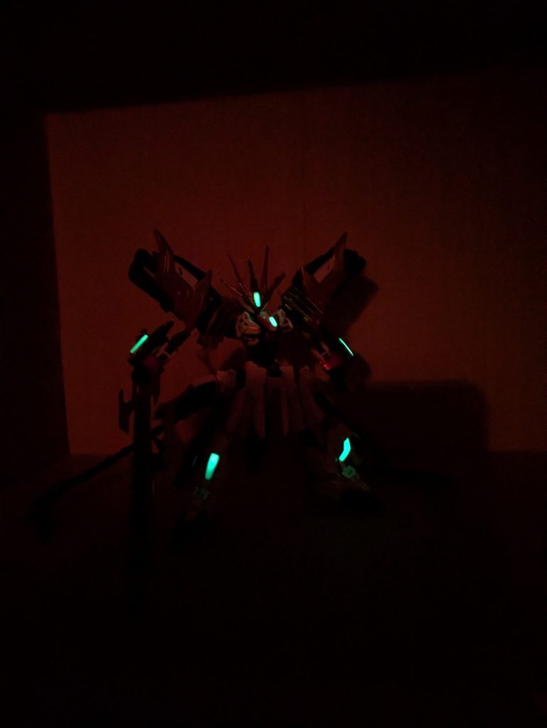 他のモデラーさんがやっていたのを真似て作った蓄光レジンパーツですこいつがまぁ綺麗に光るのよすごいね！ここまでご覧いただきありがとうございました^^