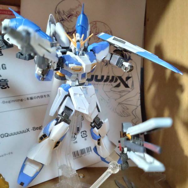 HGのHi-νガンダムとEGのνガンダムをミキシングしたのがきっかけで今回の作品を作成しようと思った所存ですというのも上記に2機のミキシングを行なった結果、ド派手に失敗、上半身はゴリマッチョなのに脚は短く若干細くて心もとない感じになってしまい、しばらく寝かせておりました写真２枚目がそれです&nbsp;2枚以降が今回、手を出した分です今回はHGのHi-νとMGのHi-ν Version KａじゃないほうですねとEGのνとのミキシングですまぁEGのνは太ももだけですが、、、MGのHi-νはファンネル、テールスタビライザー、肩、膝からふくらはぎまでそれ以外はHGのHi-νになりますこの写真ではそうなっておりますが最近、さらに手を加えて腕、スカートをシナンジュ・スタインのを使用したことでさらにプロポーションがいい感じになっております鋭意制作中なので完成しましたら報告致しますm(_ _;)m（2枚目）