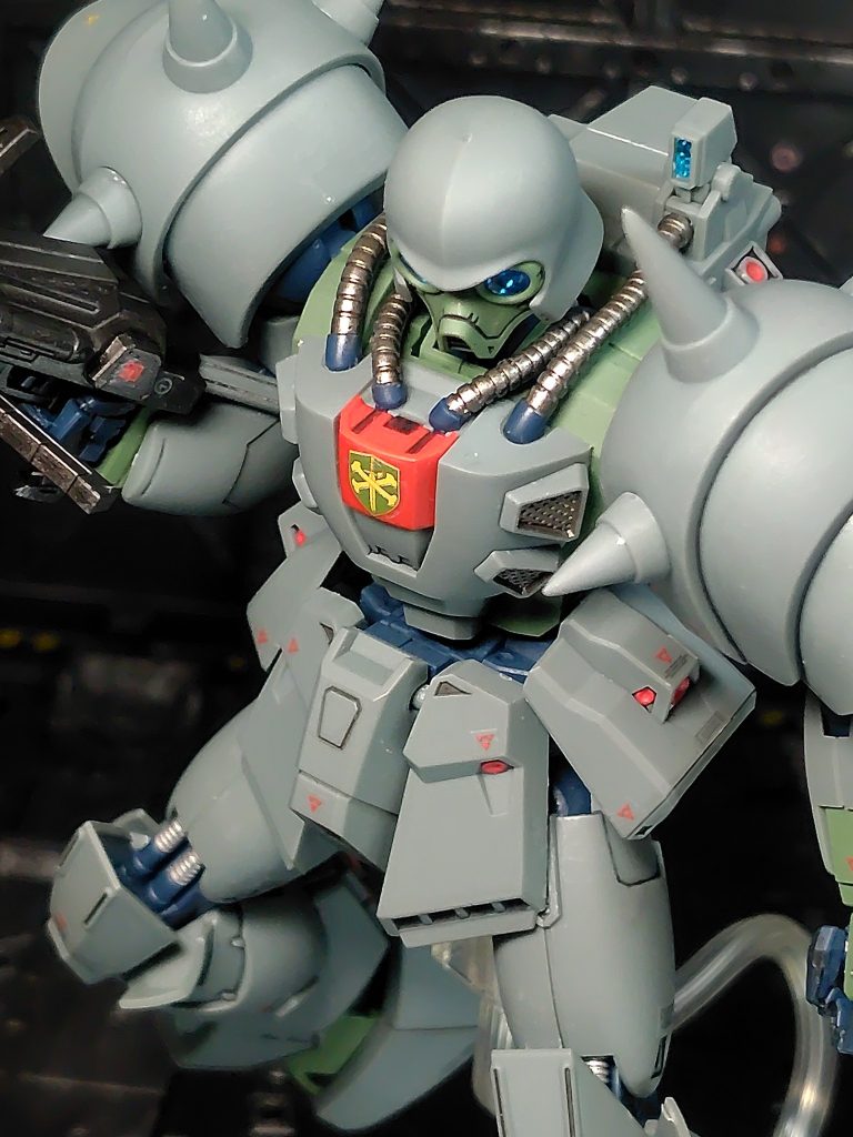 胸のダクト？はガンメタル。肩のスパイクは気持ち尖らせてます。