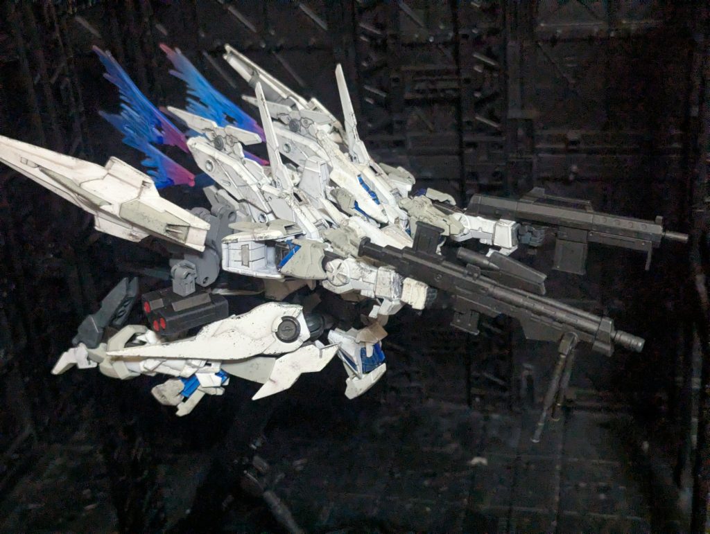 高機動形態に変形といっても頭を格納しただけミノフスキードライブ搭載