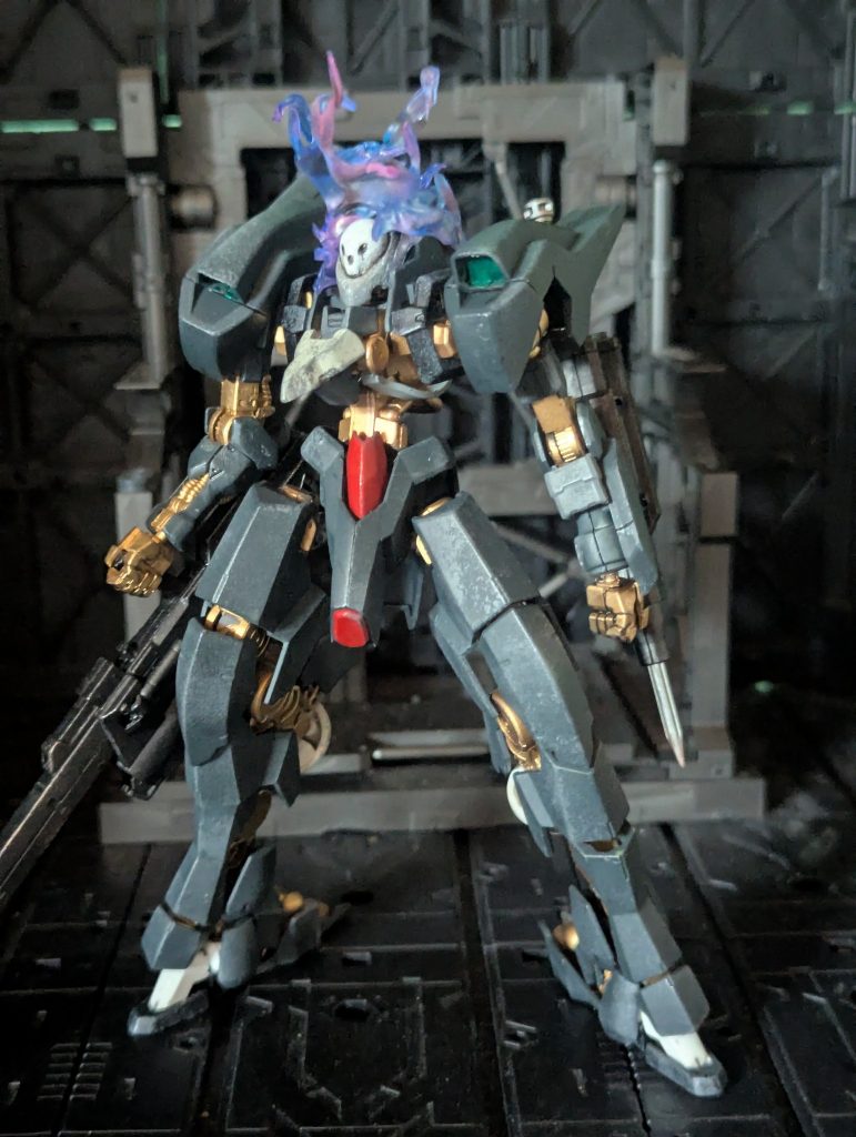 黒一色の装甲では地味だと思い、フレームは金色、頭部にはエフェクトを追加百里の後部をはじめて見た時から骸骨頭に見えたことが制作のきっかけです。