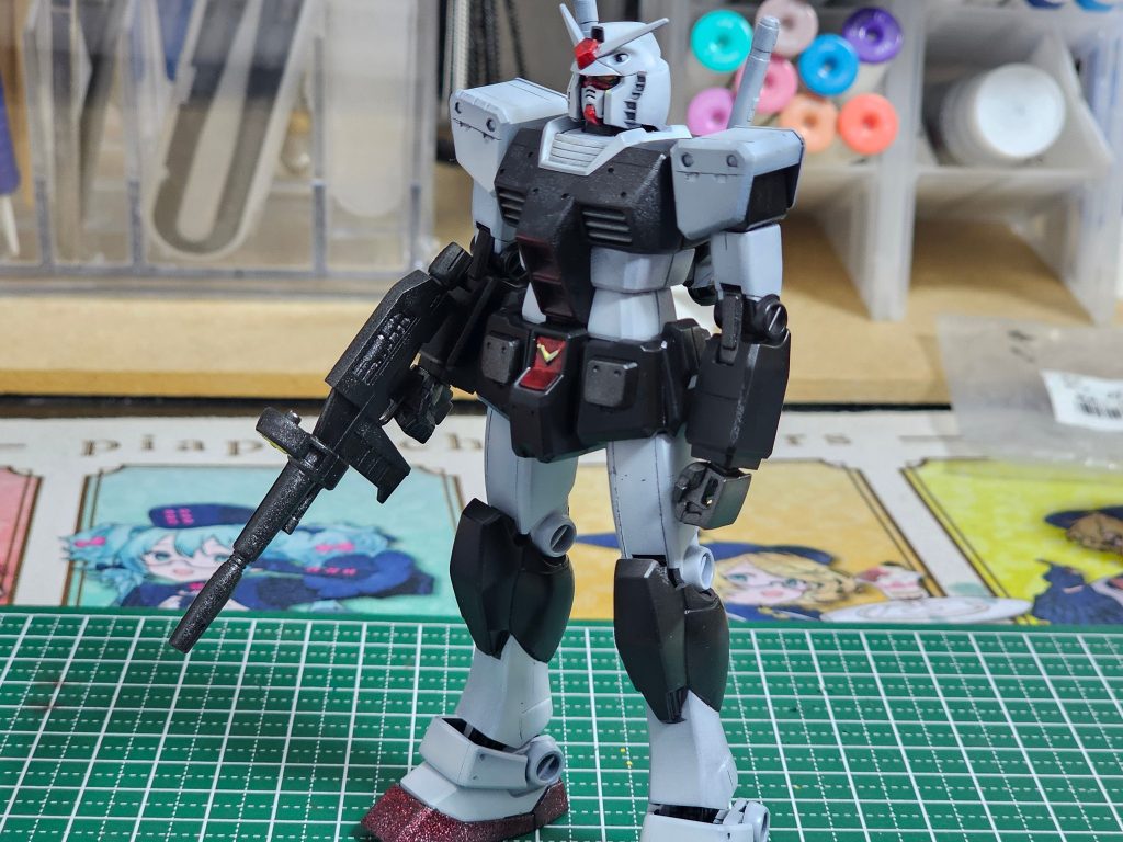 昔の記憶を頼りに父の作ったプロトタイプガンダムのカラーリングにしてみました。エアブラシと筆塗り、細かい所はマーカーで塗りました。