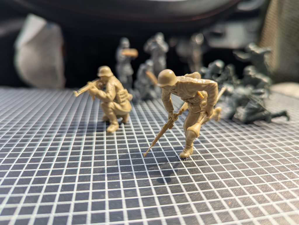 作品名：混成分隊、さくせい中<p>ドイツ軍1/35スケール 対戦車自走砲ナースホルンを護る、 最小単位の分隊(グルッペ)組立て中です😸 混成部隊です笑 9〜10名で１分隊、30〜50名で１小隊編成との事です。 迫撃砲兵4名、 装甲擲弾兵2名⇒あと3名いま [&hellip;]</p>
