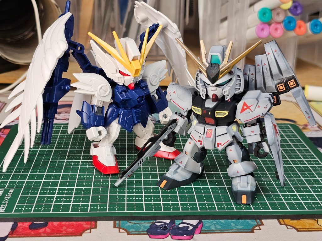 嫁様が初作成したガンプラのウイングゼロEWとの2ショット。シールは貼りたくないとの事でそのままだそうです笑最後までご覧いただきありがとうございました！