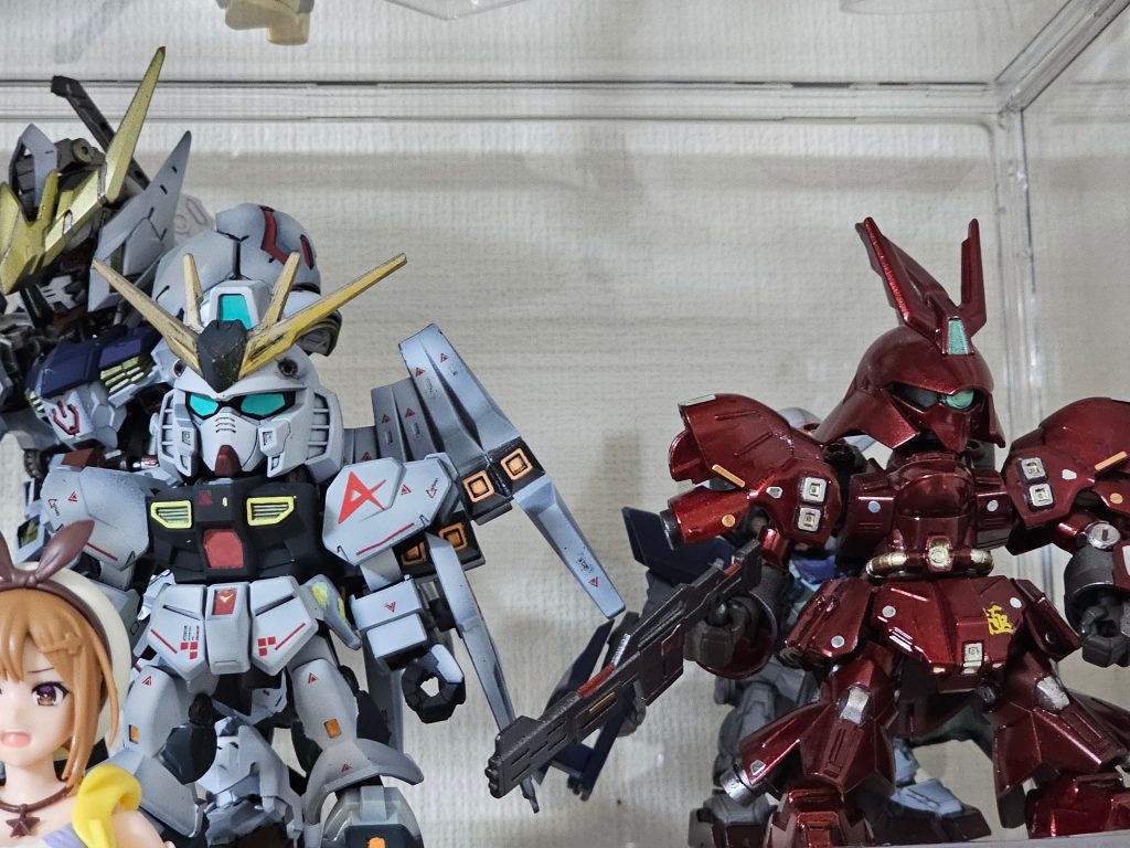 サザビーはツヤありキャンディ塗装にしたのでνガンダムはつや消しマットで仕上げました。SDですが2体並べると壮観です✨