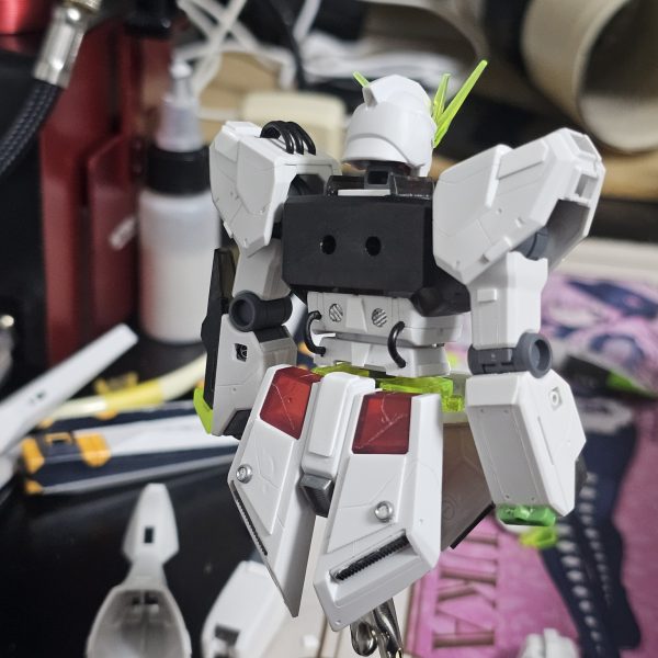 EGνガンダムという登山を始めてようやく3合目くらいクリアパーツが固くて掘りにくい(´・ω・｀)この後は下半身、バックパック、武装、全塗装と頂上は遠そうです😭&nbsp;（2枚目）