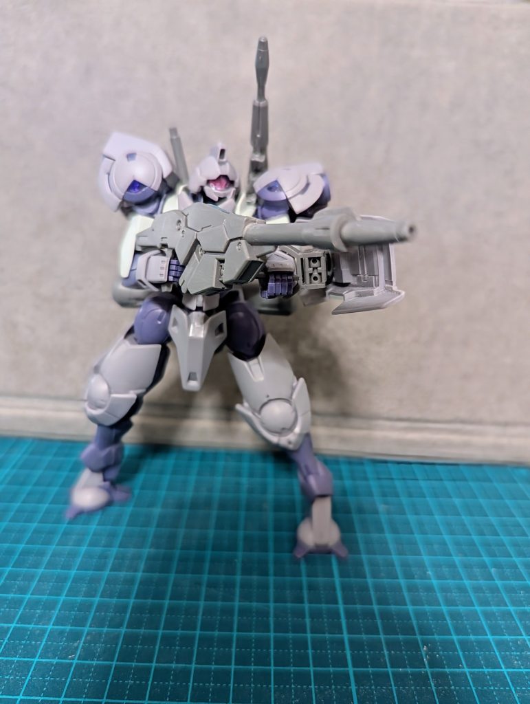 組み立てやすく、間接部もしっかりしていて装備もそれなりにあるので、コスパがいいキットだなと思いました。