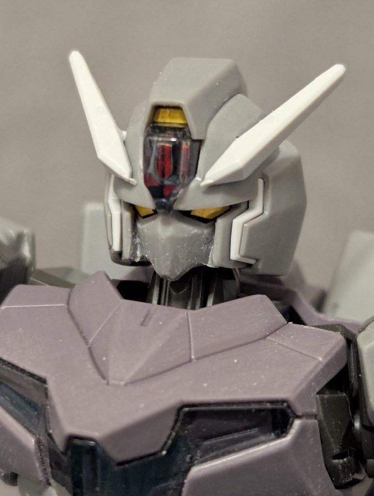 取り敢えず素組しましたが、特徴的な顎をイジり、ブレードアンテナをシャープ化しました。こうして見ると別の機体のような印象を受けます。どことなくルブリスっぽいような。アップにすると処理の甘さとヤスリがけのカスが目につきますね。ちゃんと洗います。アンテナはもっとシャープにできそうですね。