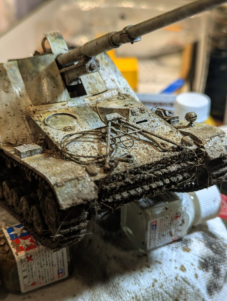 作品名：ソルジャーズ④車体下部とスプラッシュ<p>情熱的に下部を汚してみました✨ 車体下部の塗りにくい奥にも一応冬季迷彩を入れて剥がしましたが、汚泥に隠蔽されました😹こんなヨゴレがお好みな方、ジャブローのぬかるみなどお好きな方、以下の感じです。 1.タミヤ情景テクスチャ [&hellip;]</p>
