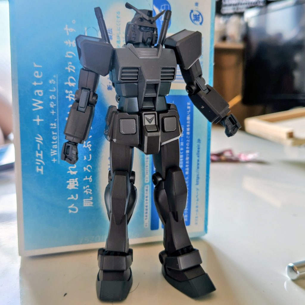 本体は知人から預かった組み立て体験版の1/144ガンダムキットです。