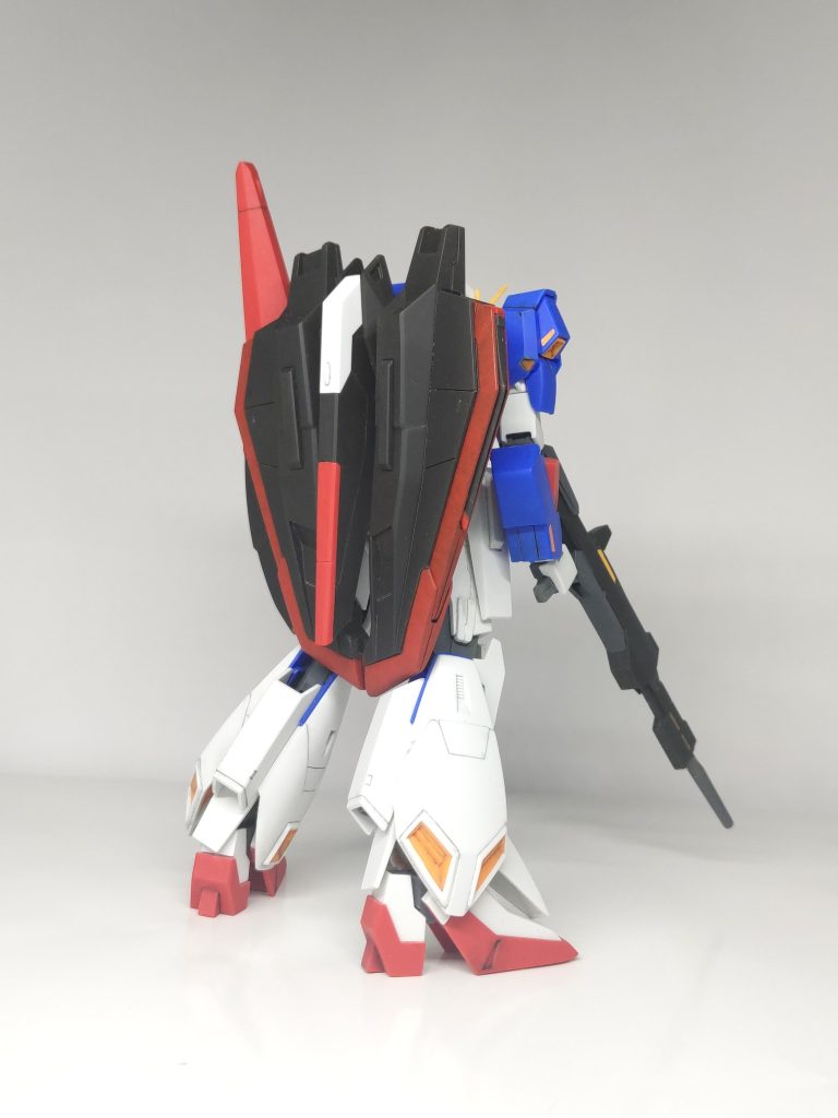 リアバインダーの端はデカールで赤くするのですが、部分塗装してみました。黒パーツに赤はなかなか難しいですね。下地に白などを塗れば良かったのかな🤔