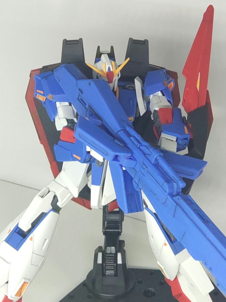 ハイパー・メガ・ランチャーを構えての1枚。こちらの武器、結構大きくて合わせ目がガッチリ入ります。合わせ目消したあとの白ボケが気になる…