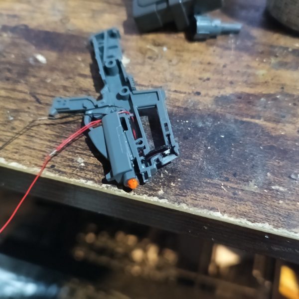 LEDを組込むにはパーツ構成が少々厄介でしたが何とか😅💦💦スコープはバックパック同様にランナー余白から移植👍銃口はホワイトLEDに蛍光オレンジ🫡（3枚目）