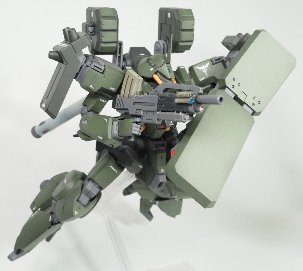 ヤクトドーガのライフルではなくギラドーガのモノを使った装備シチュエーションも。シールドも無加工で装備出来ます。少し窮屈ですが