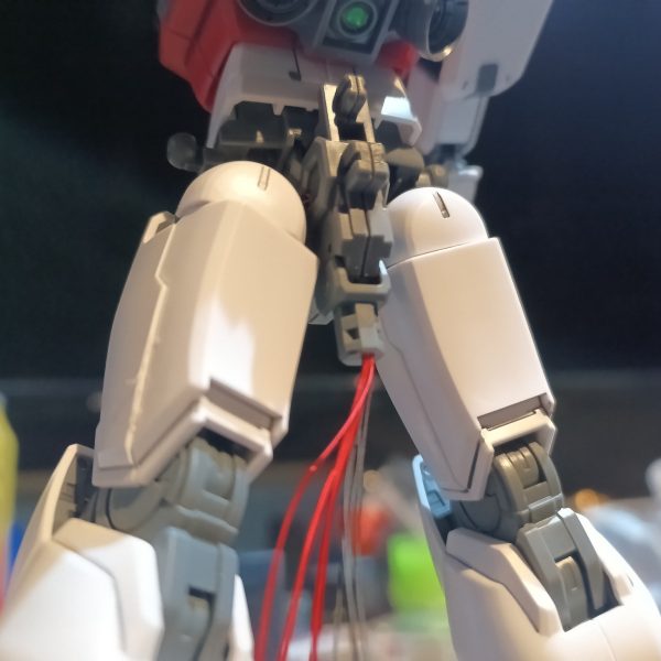 今回はアクションベースを使ってディスプレイするので股間から配線を出してます👍ここからアクションベースの軸を通して台座に通します☝️‼️（4枚目）