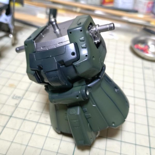 とりあえずF2ザクの塗装開始❗️0083、08小隊の量産型カラーを参考に。スパイクアーマーはブラウン機なので真っ黄色です（笑）メインカラーの薄い緑をどうするか？（2枚目）