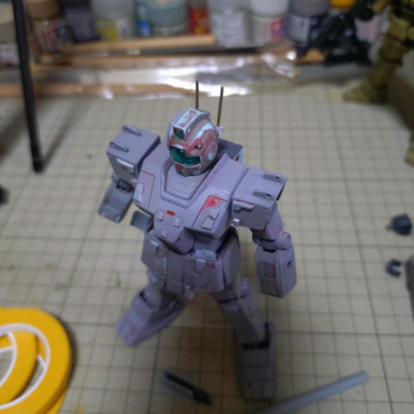 とりあえず本体をやりつつ追加武装も制作中。徹甲弾使用の砲身と腕に移植のビームサーベルラックから。（2枚目）