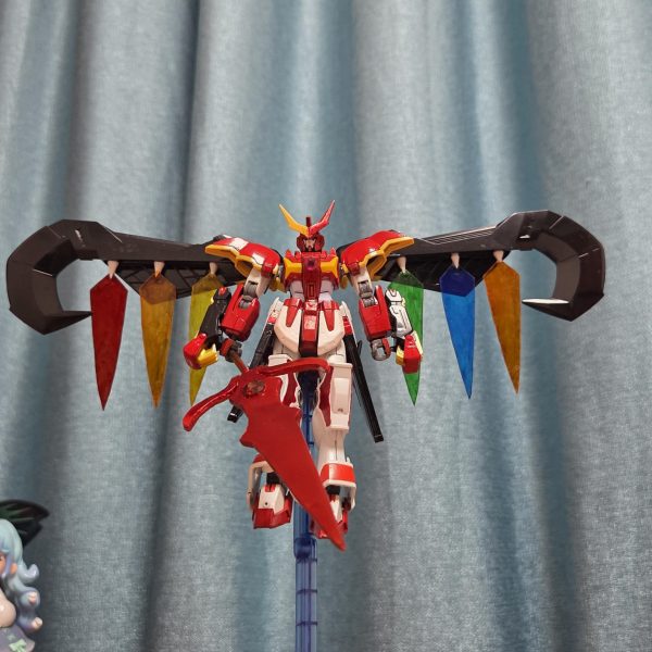 ミキシングイベント参加の作品完成いたしました。本当に大改造で、武器の自作から羽のデザインなど色々と大変でした笑けれど、時分がずっとイメージしたガンプラができて嬉しいです。ミキシングに使われたガンプラはデスサイズをベースにフリーダム、アマツミナ、リブランス・ヘブン、バルバトス・ルプスです。機体名:オレトロス・スカーレット型式番号 XXXF-RE495名前の由来は古代ギリシャ語で破壊を意味するオレトロスと緋を意味するスカーレットを合わせました。オレトロスには破壊、破滅以外にも創造の前の破壊を意味しており、聖書では肉体を滅ぼすことで救いの時が来ると書かれています。こうした名前にした理由は個人的に好みの名前だからです笑武器の名前は「紅魔剣スカーレット・ブレイド」で自作した剣に本物のガーネットを石留めした魔剣です。フランドールの能力である「ありとあらゆるものを破壊する能力」に沿ってガーネットの力で破壊力が高くなった魔剣です。(ガーネット結構高かったです😂)　場合によってはクリアプラ板を使ってもっと武器を華麗にしようと考えています。羽の名前は「アルカンシエル・テネブリス」フランス語で闇の虹という意味です。　フランドールの羽をイメージに作りました。アマツミナの力を吸収する能力に加えて、羽をファンネルのように射出して使うことができます。腕のクローはアマツミナのを二つ使って悪魔かつ獣のように切り裂くことをイメージして装備しました。名前は「イービル・クロー」です。胸部と腰部にはそれぞれ、リブランスのメガソニック砲、フリーダムのレールガンを装備して遠距離にも対応しています。胸部の真ん中にも本物のルビーを石留めしてルビーにゼロ・システムがある設定です(クリアパーツの代わりです。)ルビーの意味には「勝利」があって、隠れたボスであるフランのイメージや能力を考えるとぴったりだと思います。(ただ、赤いから買っただけですが笑)角はルプスを使って悪魔らしい印象を与えました。スキル名も考えていて後は背景を整えることだけですが昔ガンダムベースで買ったアクションベースでは足を揃えて降臨するポーズができなくて他のベースを使っています。何方かおすすめのアクションベースを紹介してくれると本当に助かります。なかったらバックパックに穴を開けるのも考えていています。作業工程など詳しいのはイベントに参賀するとき書きます。長文になりましたが読んでいただいてありがとうございます😌&nbsp;（2枚目）