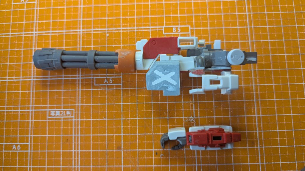 マシンガンは基本5号機装備のモノを改修。元々の前腕部の脱着可能なアーマーに据え付けて外せる用にしました。打ち尽くした後のデッドウェイトを減らす為にパージできます。(右ハンドキャノンも同様)