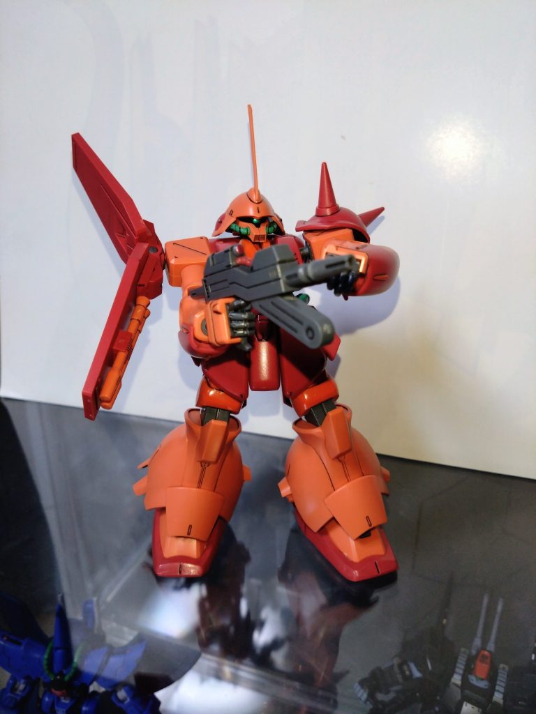 キットはシールだったので、モノアイをHアイズに変更しました。