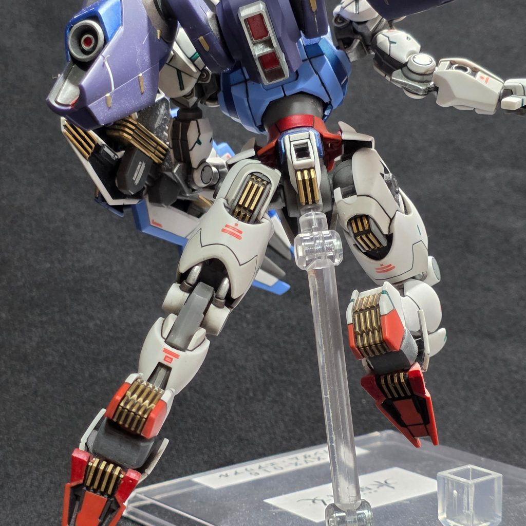 シールド裏と脚部等のスリットを総てゴールドにして統一感を出しました