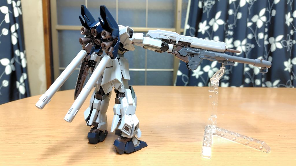 そのまま片手撃ち出来ないので支えての構えです。