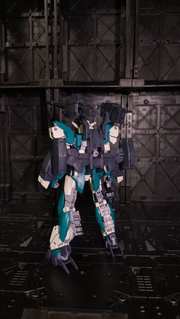 リアー陸戦も出来る機体として製作されてるため、バックパックにはホバーユニットが装備されてます。