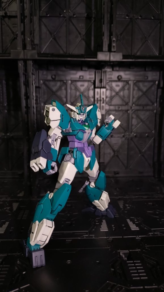 ちょっと頭部と胴体のアーマーは別な機体にミキシングした時のサフが微妙に残っていますがご了承を！