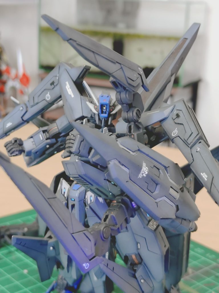アリオスのアイデンティティのハサミはシールドから展開収納可能。シールド内側に大型ミサイル２発も変形後前方に反転して発射可能！シールドにミサイル危ない！